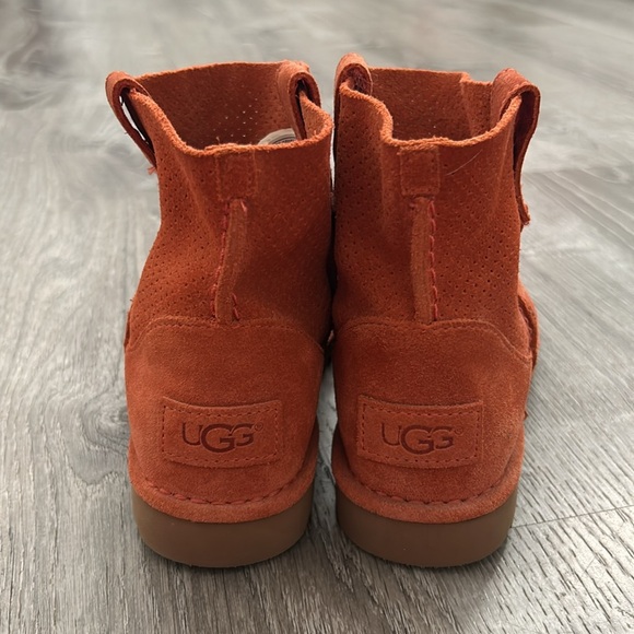 UGGS - Picture 3 of 5